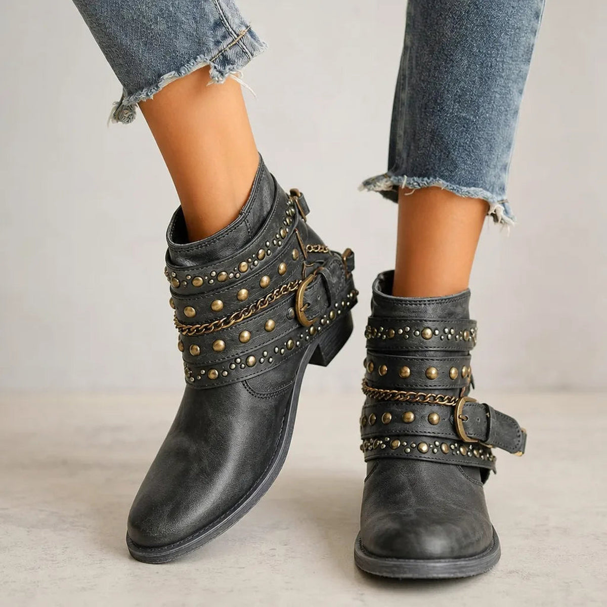 Bottines western cloutées à boucles