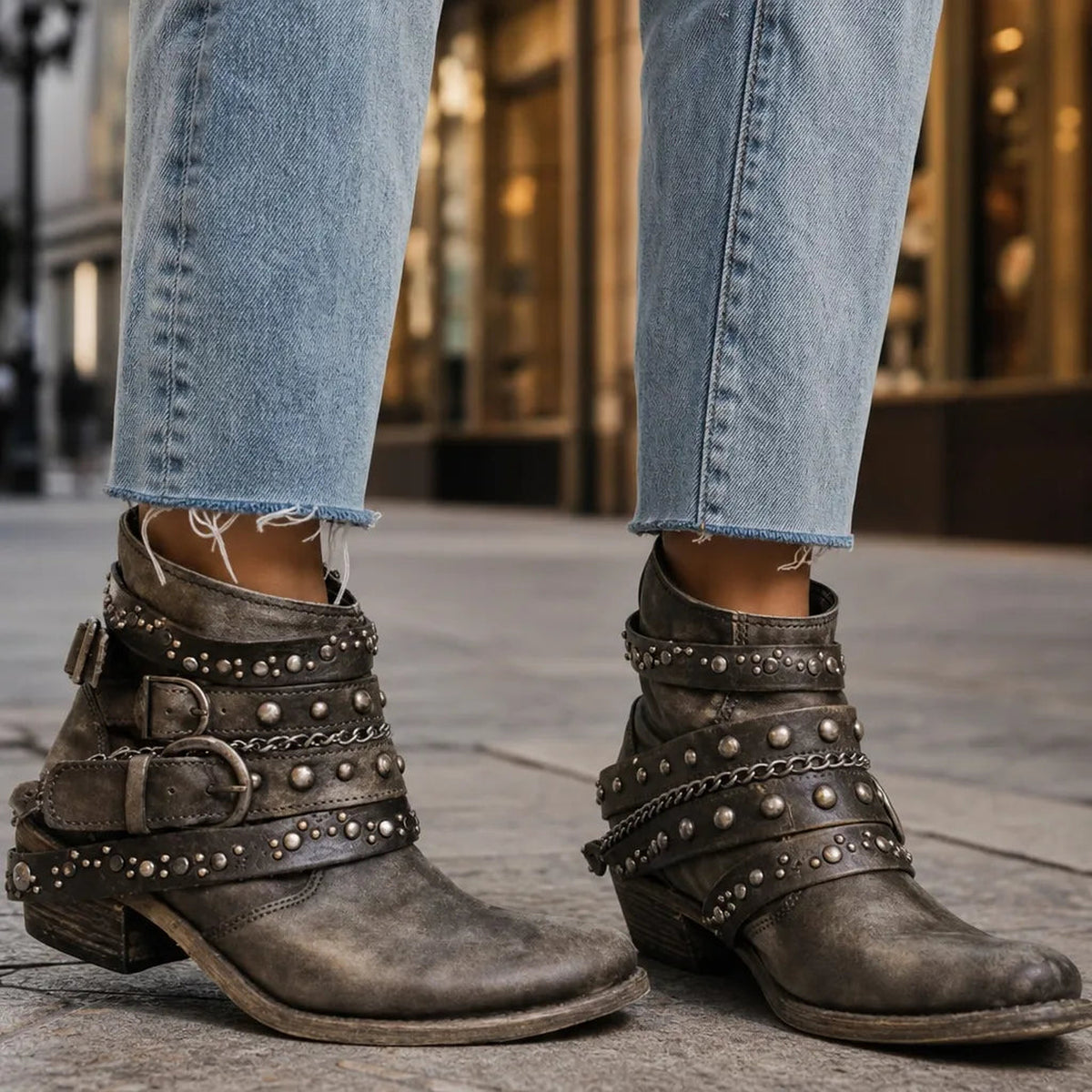 Bottines western cloutées à boucles