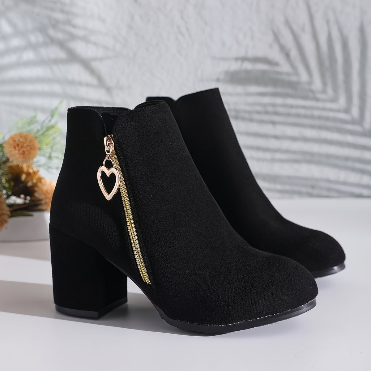 Bottines zippées à talon large et détail cœur