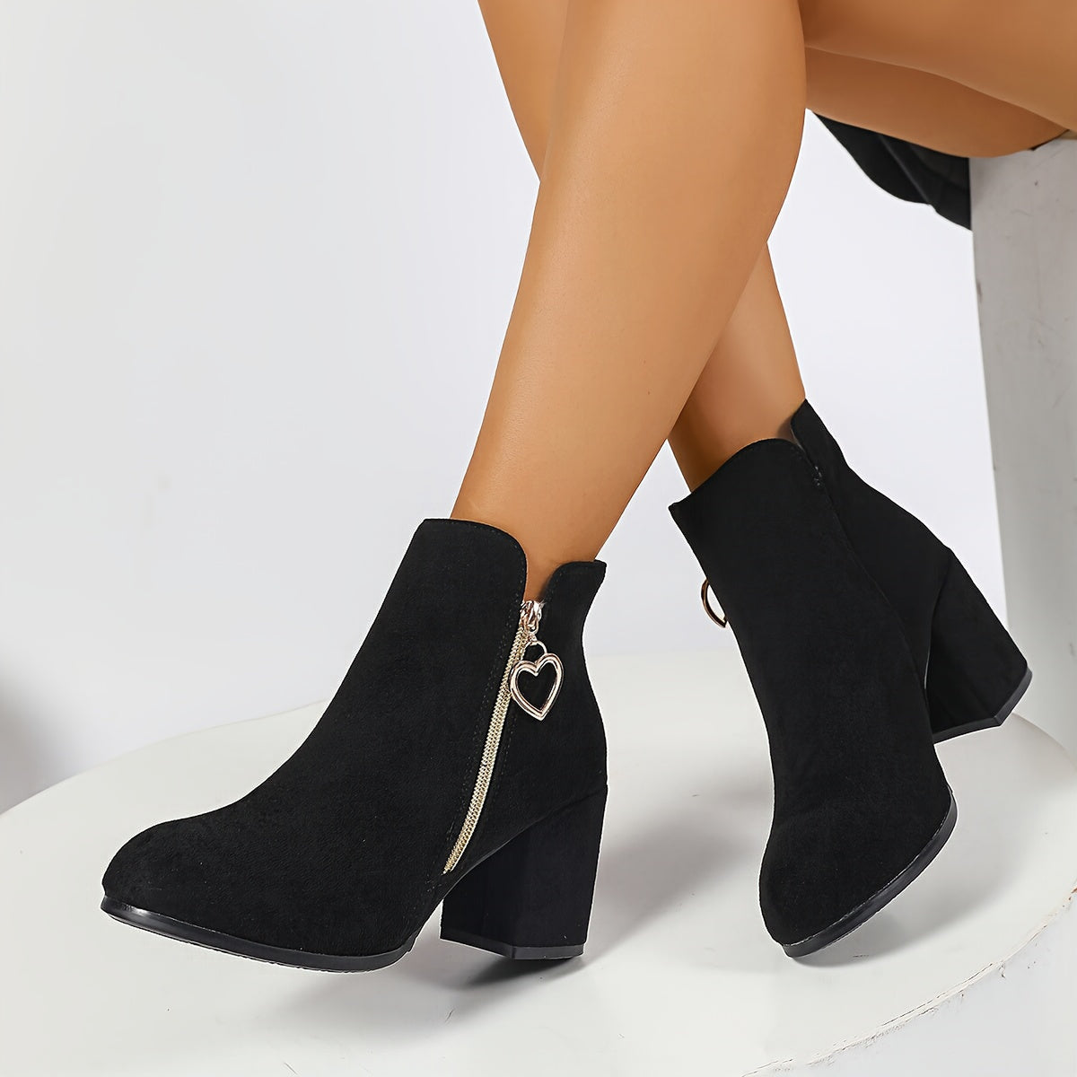 Bottines zippées à talon large et détail cœur