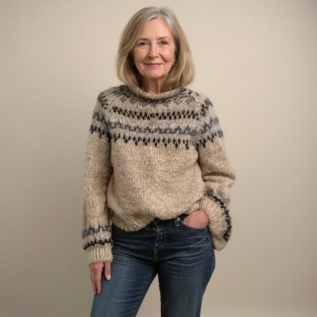Pull beige à col montant et motifs nordiques