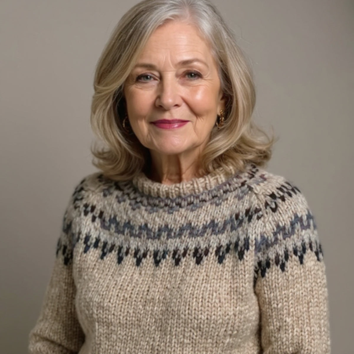 Pull beige à col montant et motifs nordiques