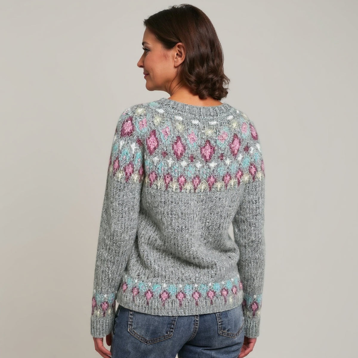 Pull gris à motifs rose et vert