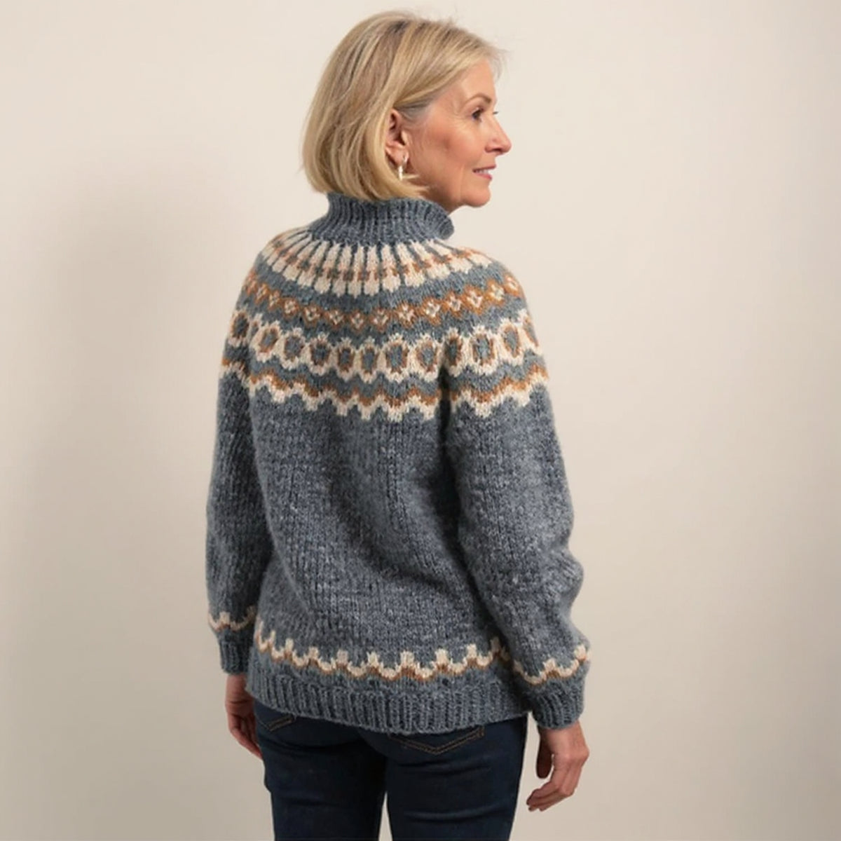Pull orange à col montant et motifs nordiques