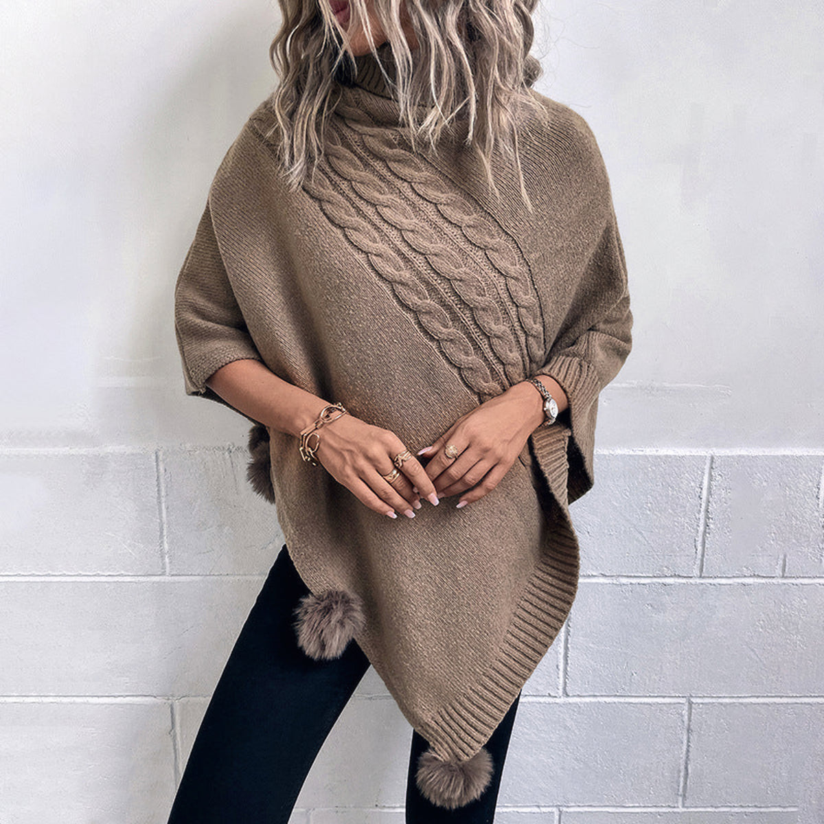 Poncho en maille torsadée à col montant