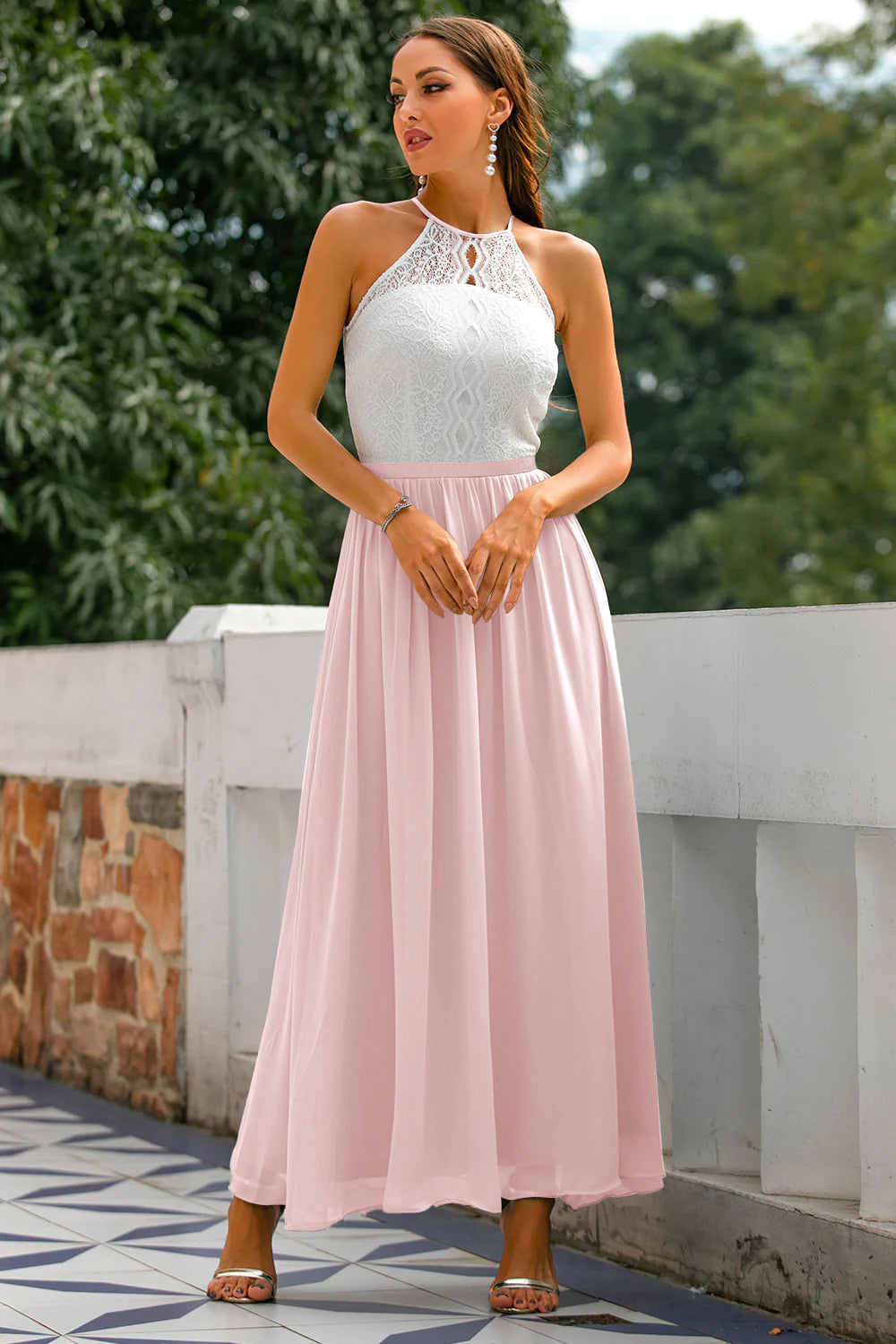 Robe longue à encolure américaine et corsage en dentelle — Amielle Paris
