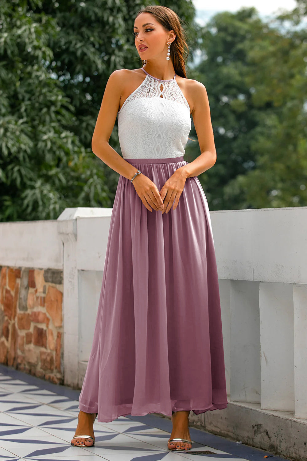 Robe longue à encolure américaine et corsage en dentelle — Amielle Paris