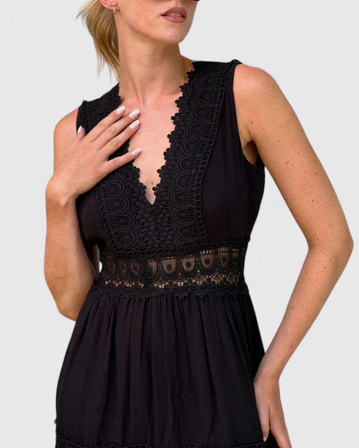 Robe longue à dentelle au crochet et col en V — Amielle Paris
