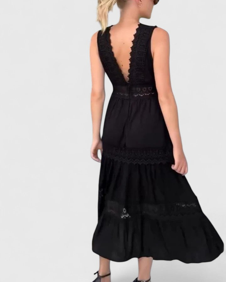Robe longue à dentelle au crochet et col en V — Amielle Paris