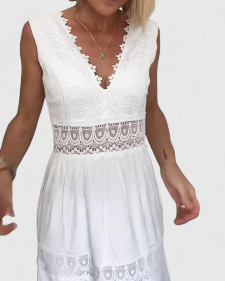Robe longue à dentelle au crochet et col en V — Amielle Paris