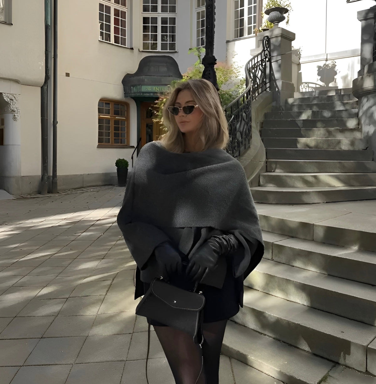 Manteau cape ample à finition texturée — Amielle Paris