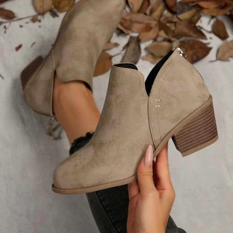 Bottines aspect daim à découpe en V — Amielle Paris