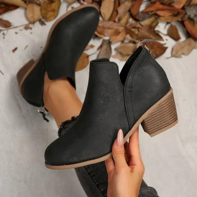 Bottines aspect daim à découpe en V — Amielle Paris