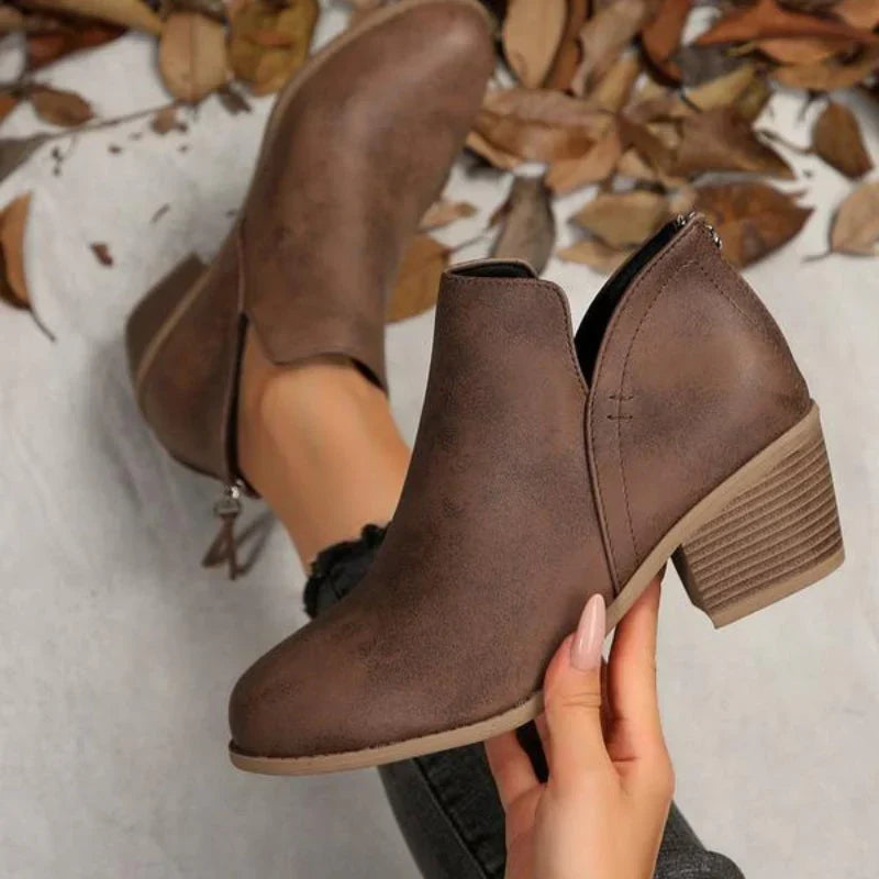 Bottines aspect daim à découpe en V — Amielle Paris
