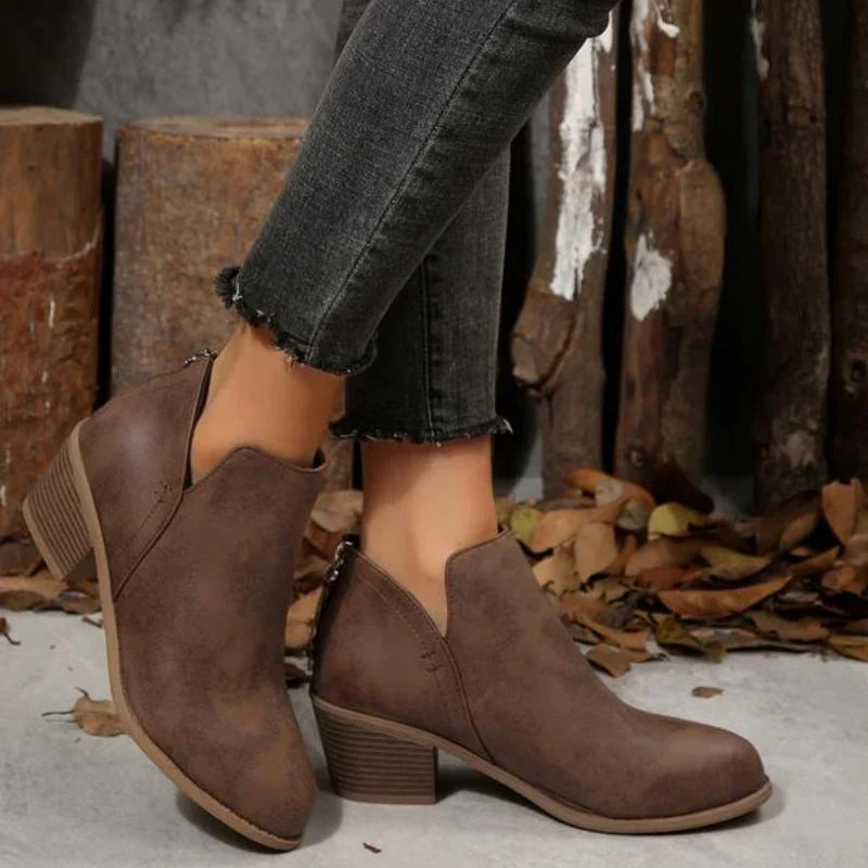 Bottines aspect daim à découpe en V — Amielle Paris