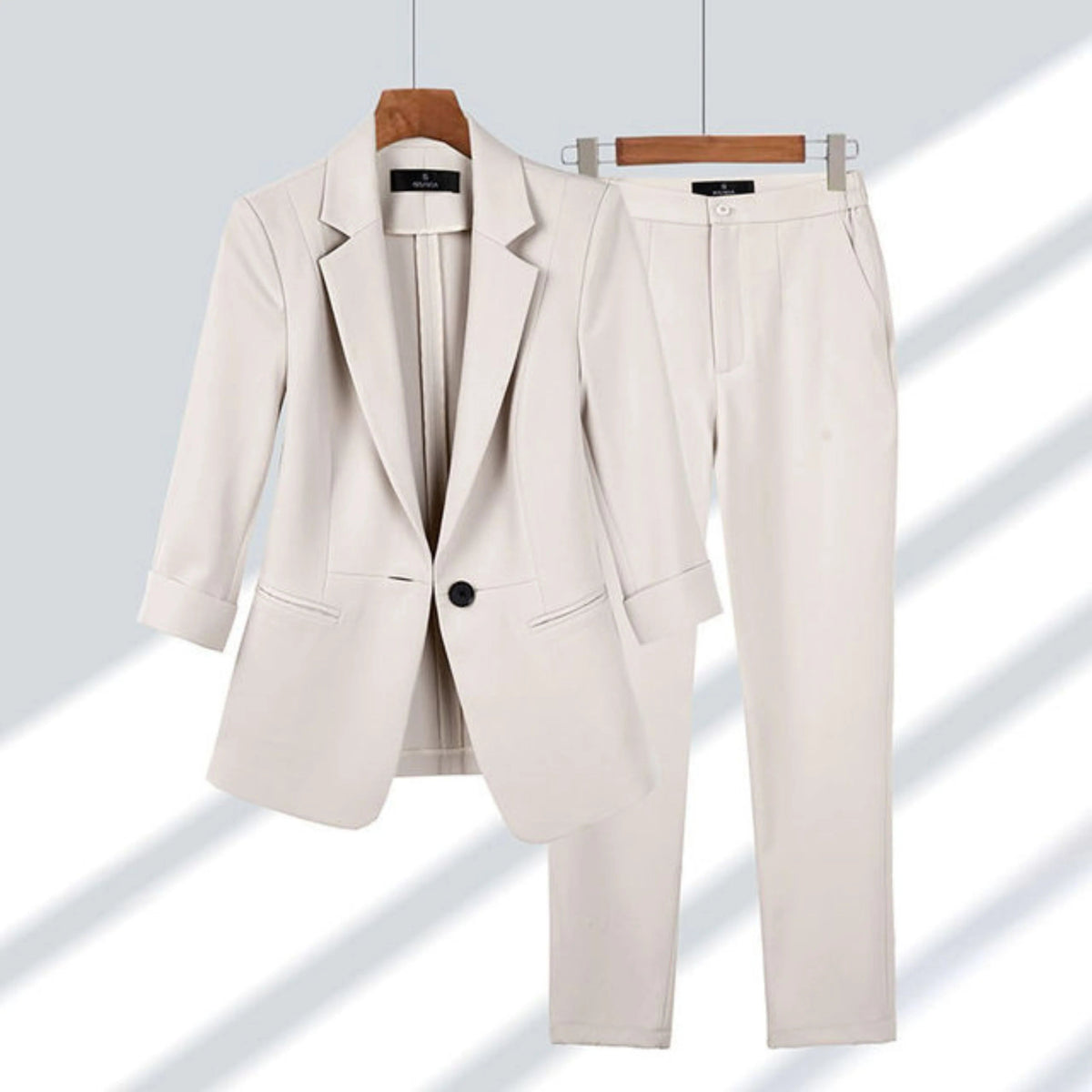 Tailleur pantalon à veste cintrée et un bouton — Amielle Paris