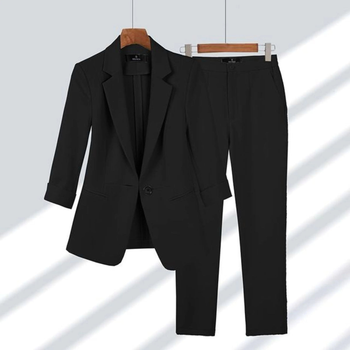 Tailleur pantalon à veste cintrée et un bouton — Amielle Paris