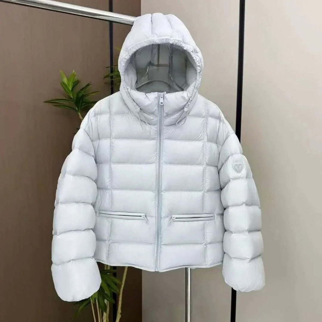 Elara — Veste courte matelassée à capuche — Amielle Paris