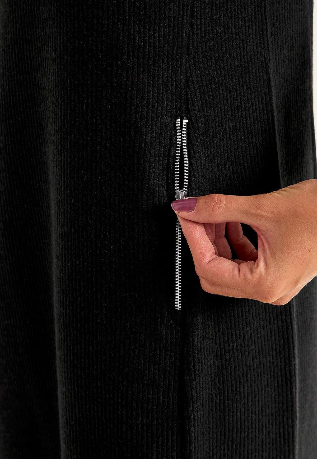 Marlena — Robe pull à col roulé et détails zippés — Amielle Paris