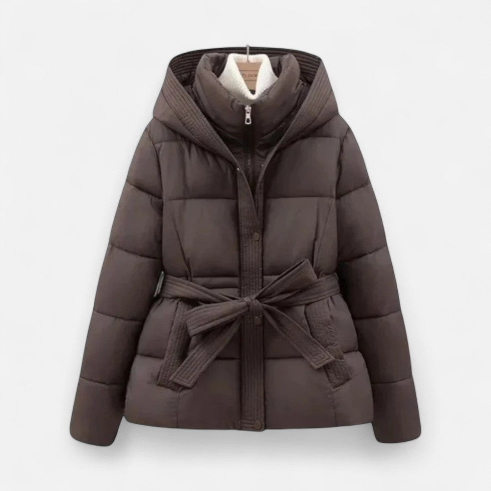 Doudoune matelassée ceinturée à capuche — Amielle Paris