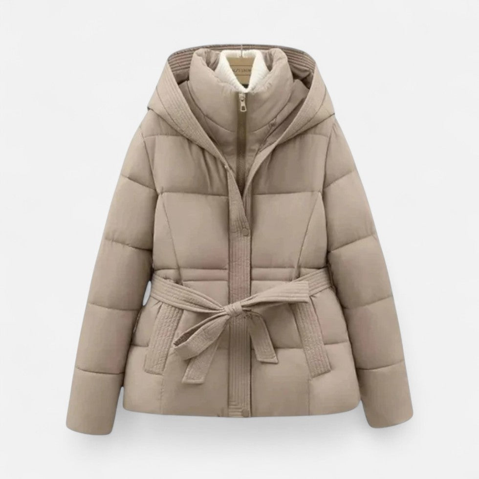 Doudoune matelassée ceinturée à capuche — Amielle Paris