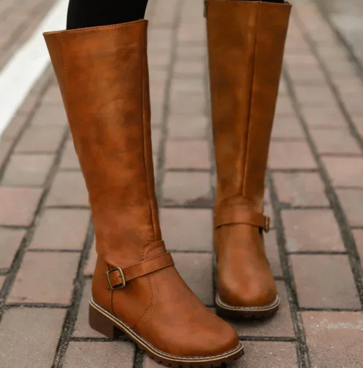 Bottes cavalières à bride de cheville et petit talon — Amielle Paris