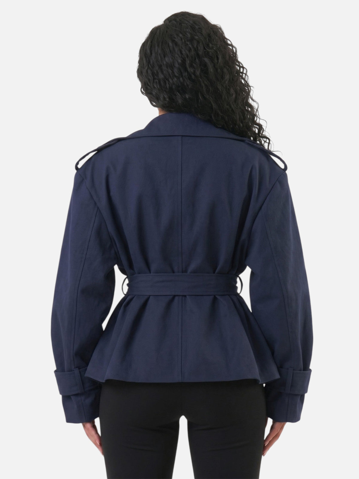 Trench court ample à ceinture et larges revers — Amielle Paris