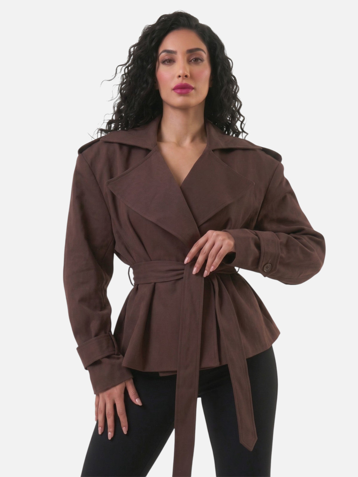 Trench court ample à ceinture et larges revers — Amielle Paris