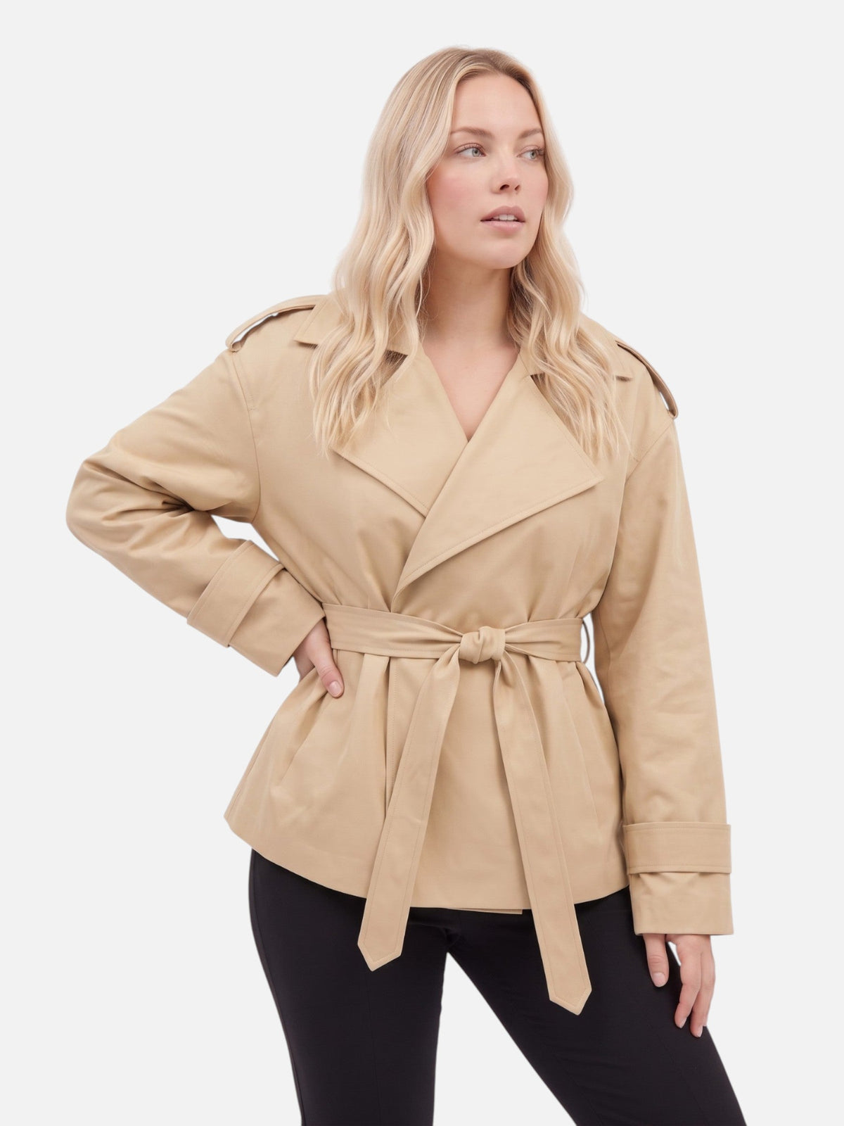 Trench court ample à ceinture et larges revers — Amielle Paris