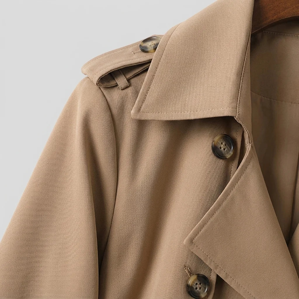 Trench à revers crantés et taille ceinturée — Amielle Paris