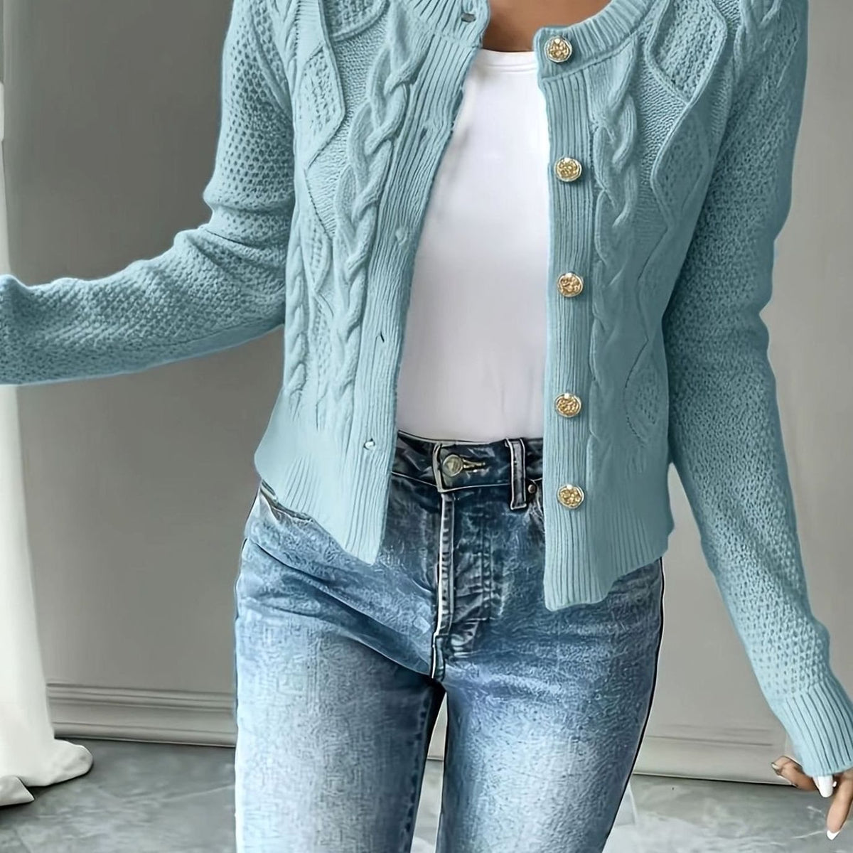 Gilet court torsadé à boutons dorés — Amielle Paris
