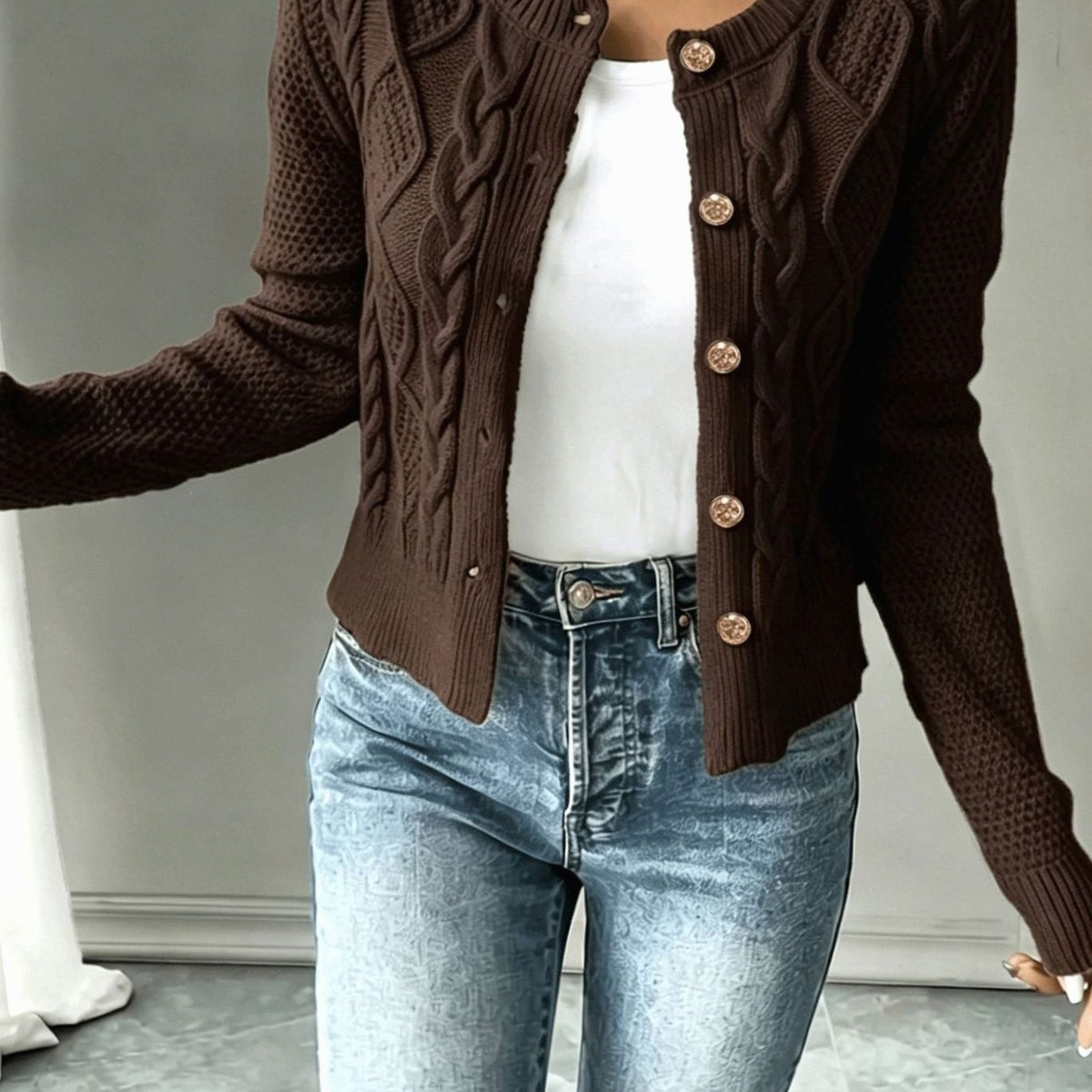 Gilet court torsadé à boutons dorés — Amielle Paris
