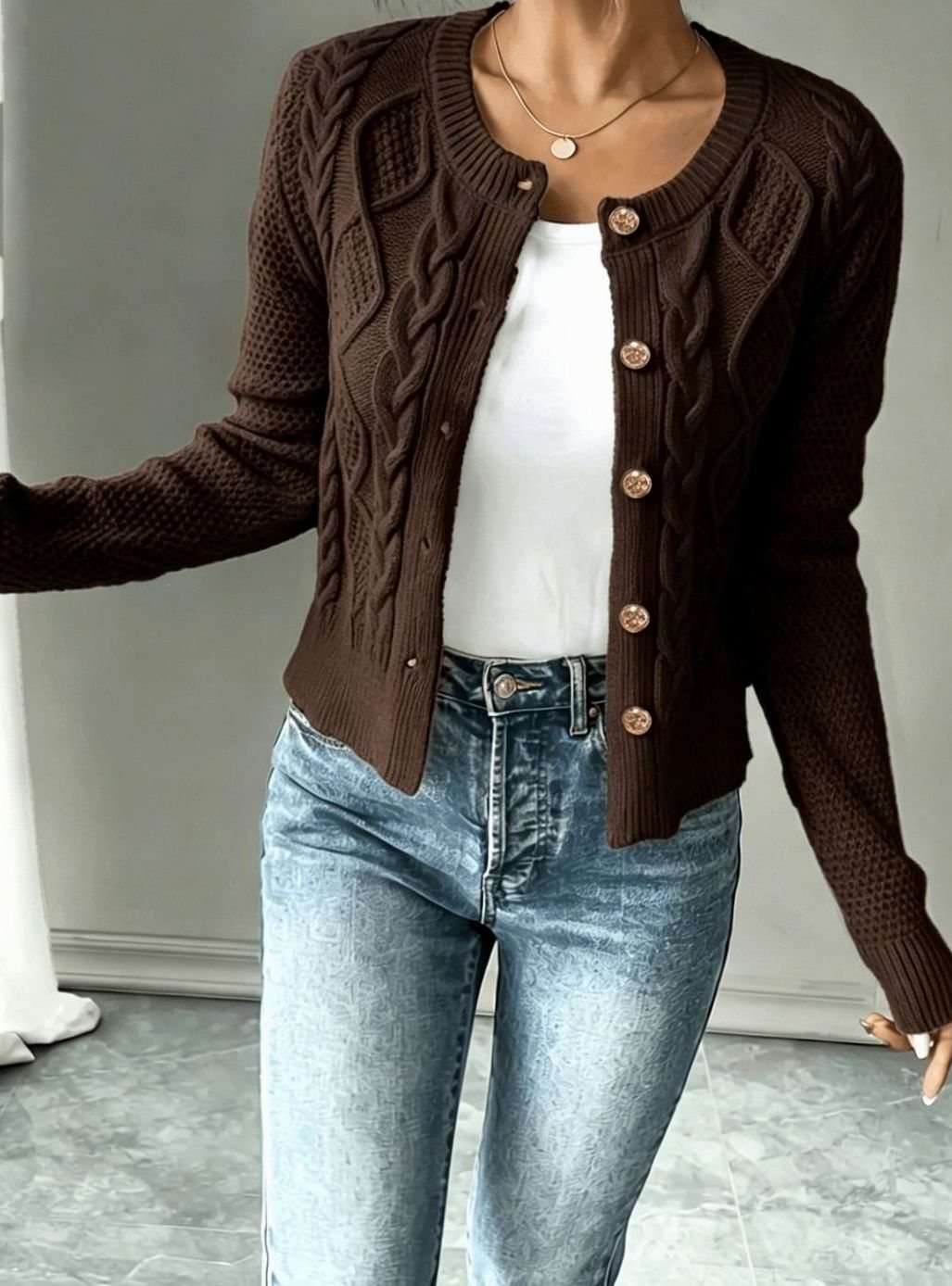 Gilet court torsadé à boutons dorés — Amielle Paris