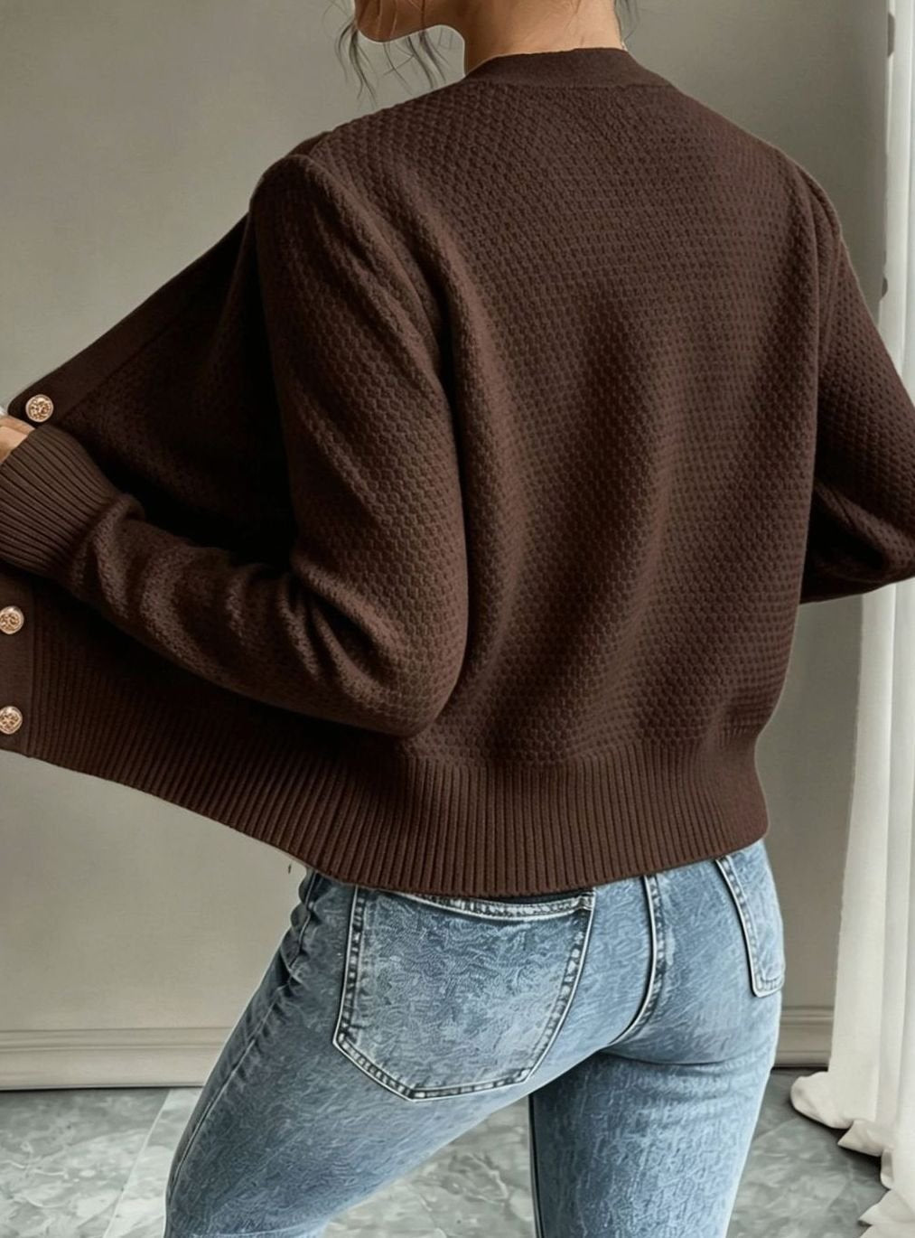 Gilet court torsadé à boutons dorés — Amielle Paris