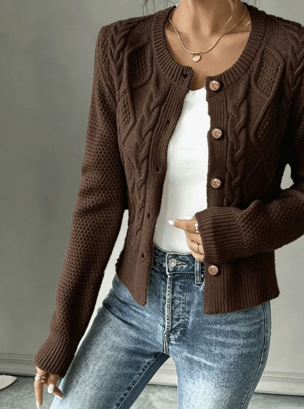 Gilet court torsadé à boutons dorés — Amielle Paris