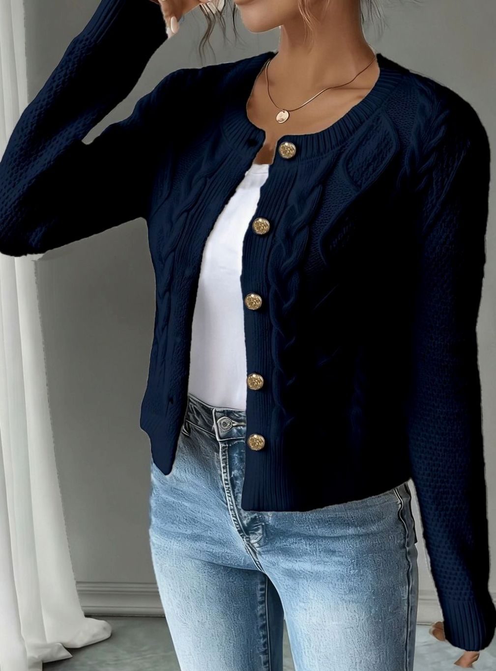 Gilet court torsadé à boutons dorés — Amielle Paris