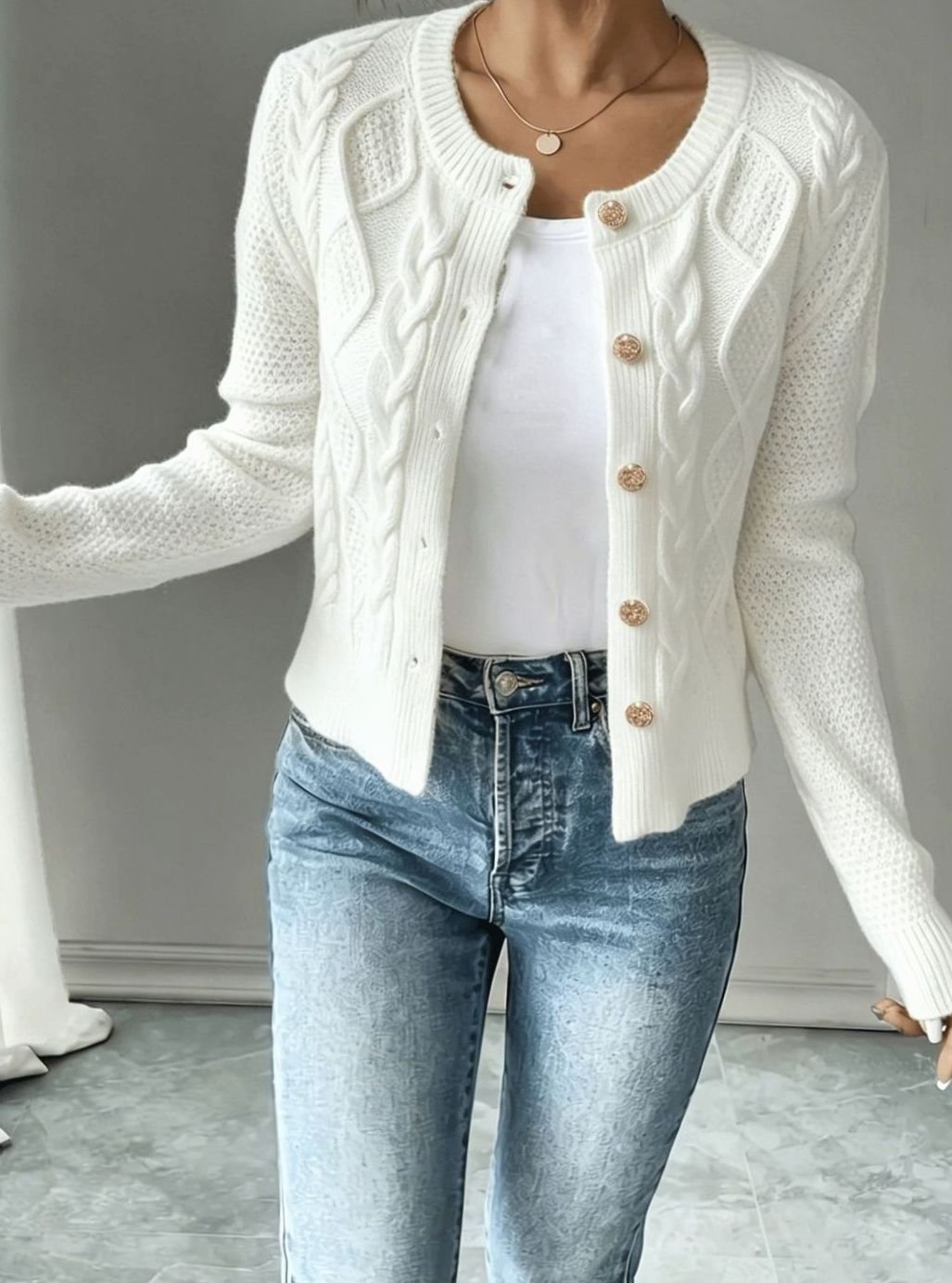 Gilet court torsadé à boutons dorés — Amielle Paris
