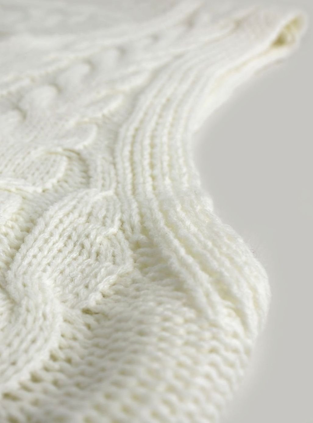 Pull ample sans manches torsadé à col V — Amielle Paris
