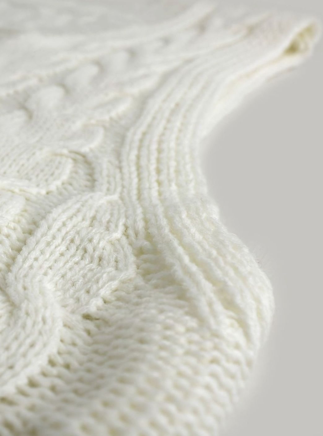 Pull ample sans manches torsadé à col V — Amielle Paris