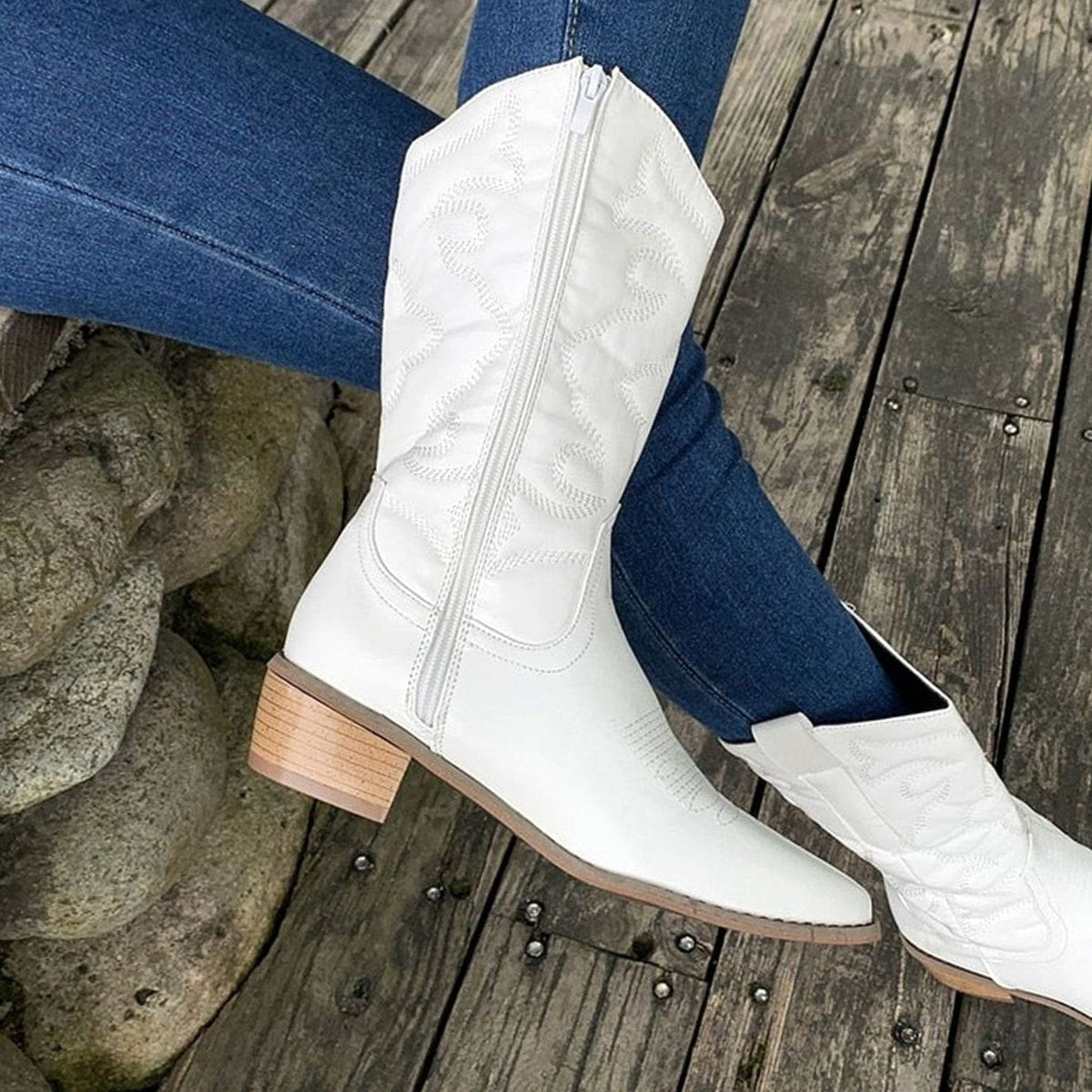 Bottes western mi-mollet à broderies — Amielle Paris