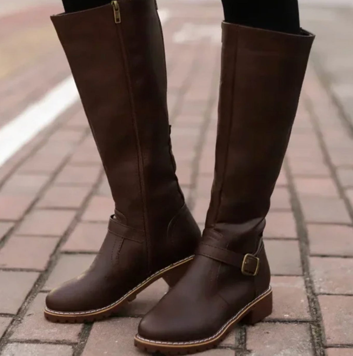 Bottes cavalières à bride de cheville et petit talon — Amielle Paris