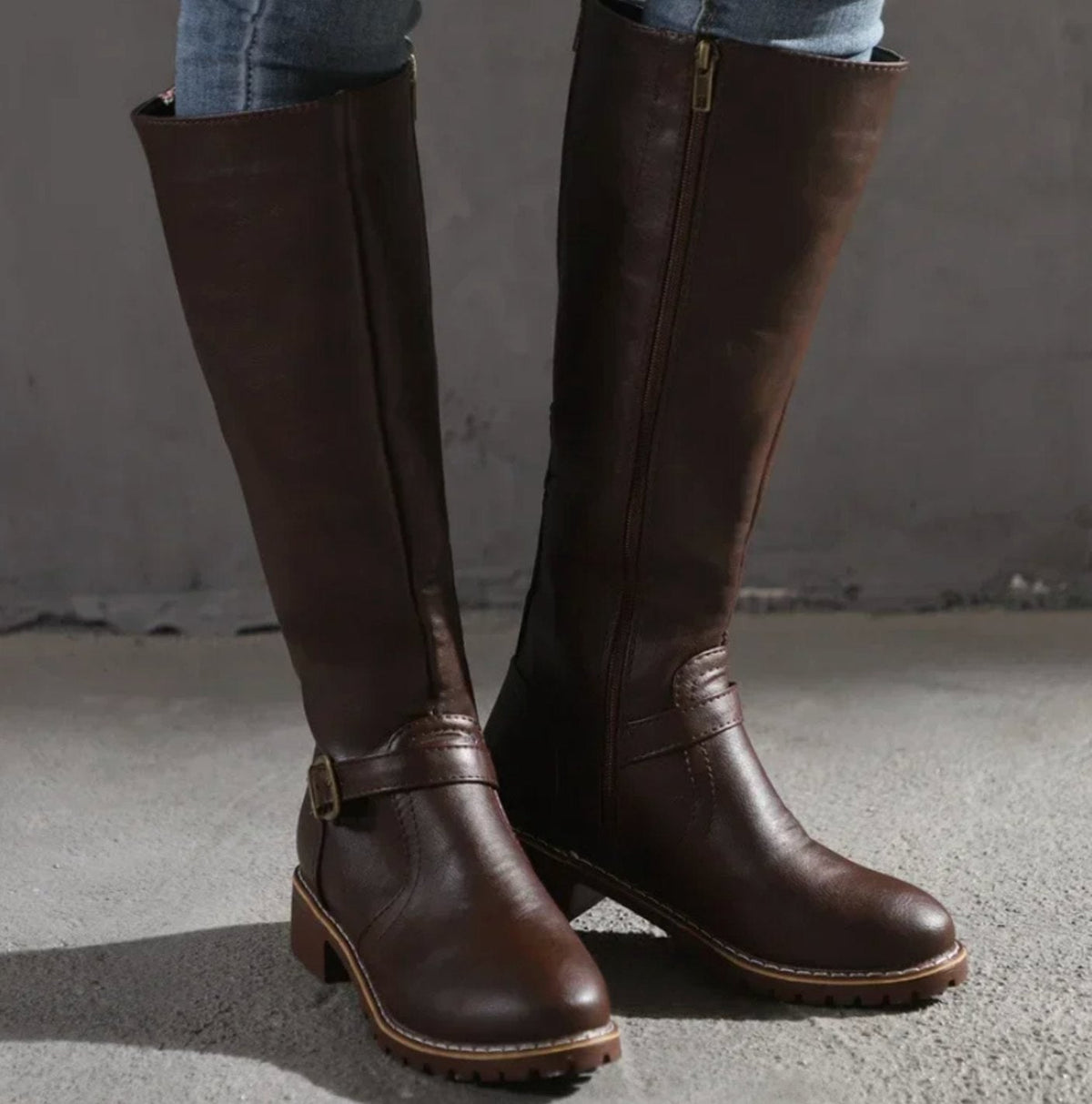 Bottes cavalières à bride de cheville et petit talon — Amielle Paris