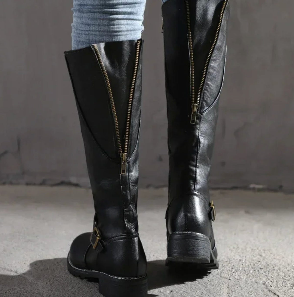 Bottes cavalières à bride de cheville et petit talon — Amielle Paris