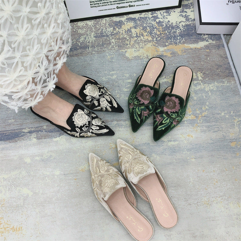 Mules plates à fleurs brodées et bout pointu — Amielle Paris