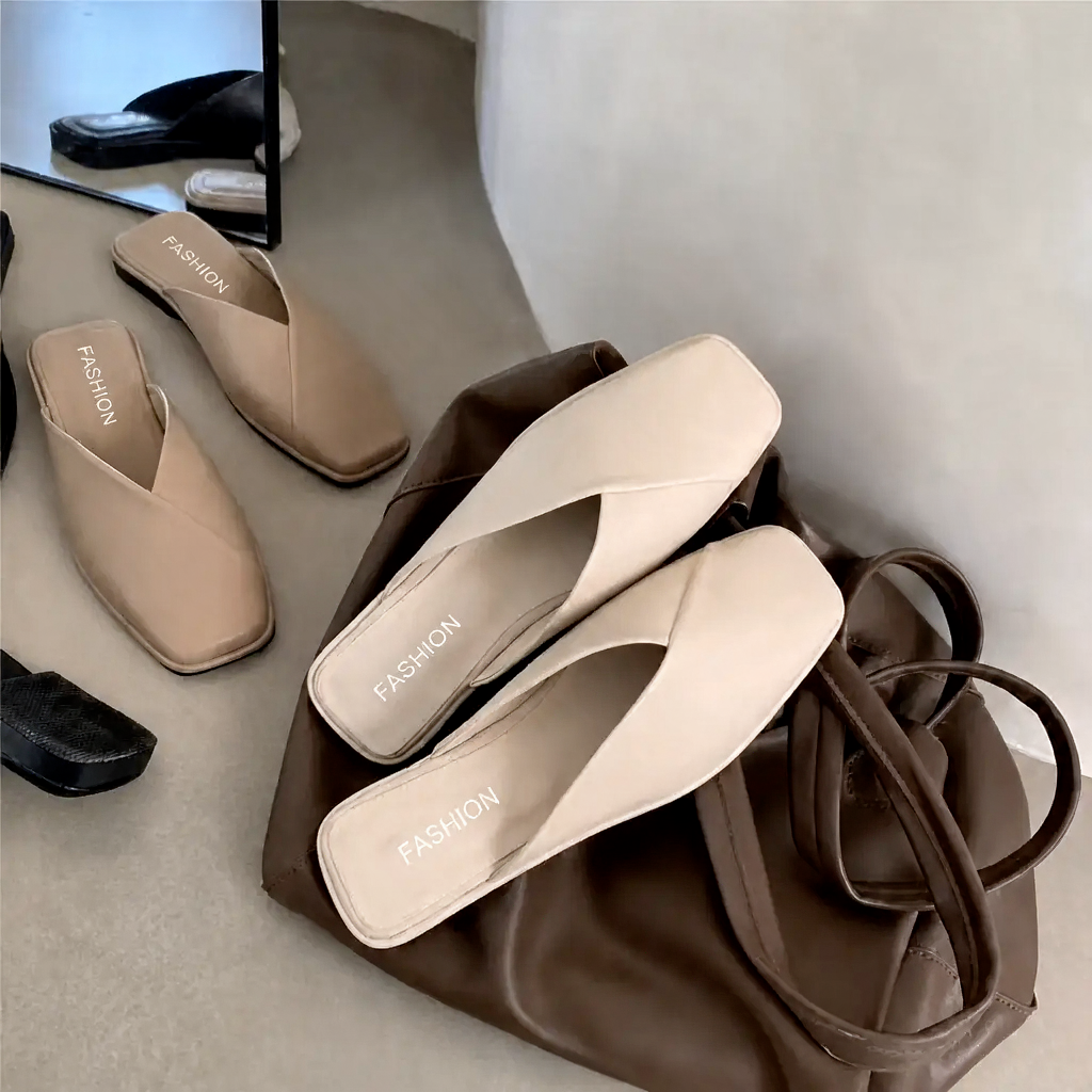 Mules plates à bout carré — Amielle Paris