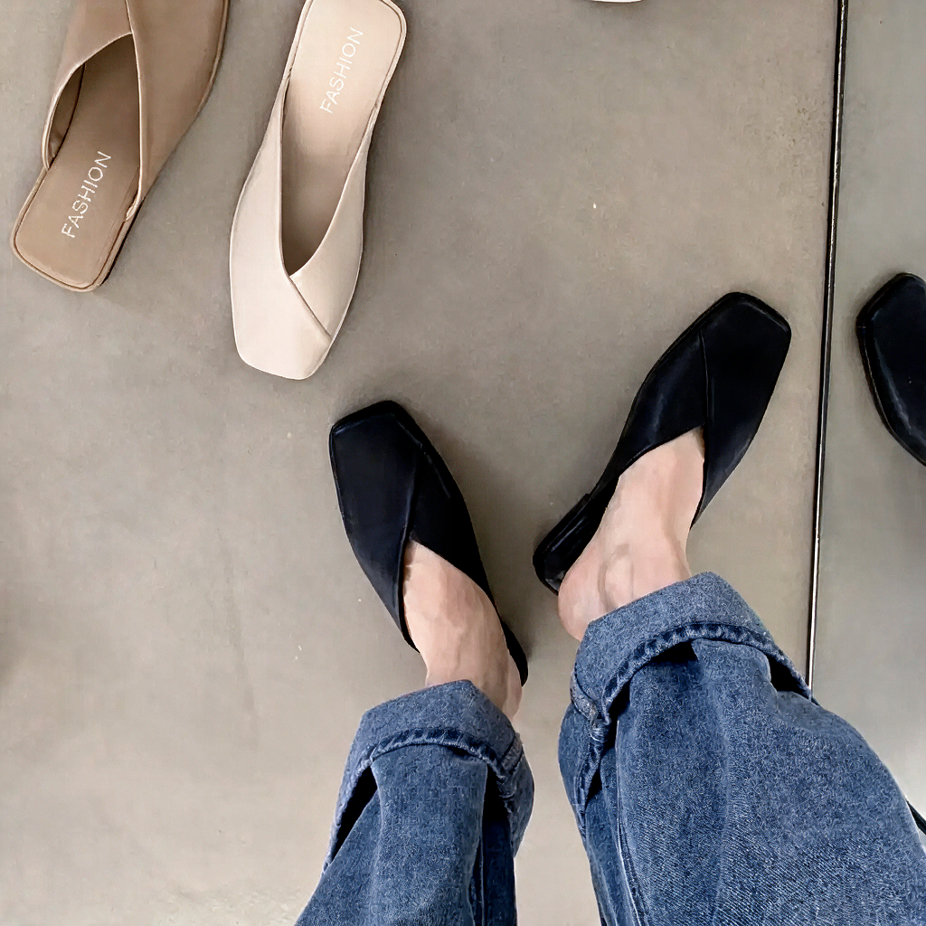 Mules plates à bout carré — Amielle Paris