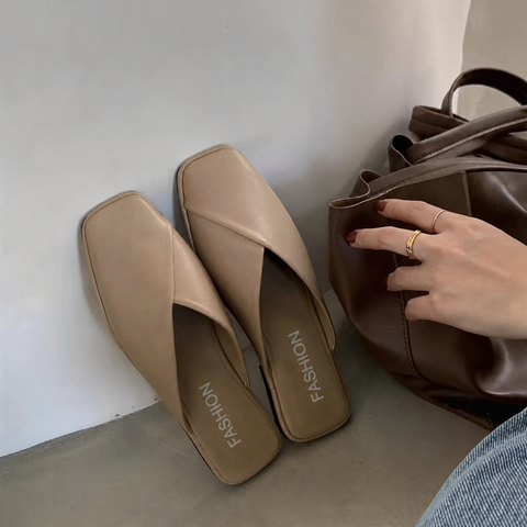 Mules plates à bout carré