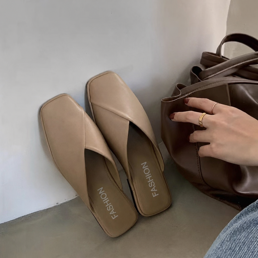 Mules plates à bout carré — Amielle Paris