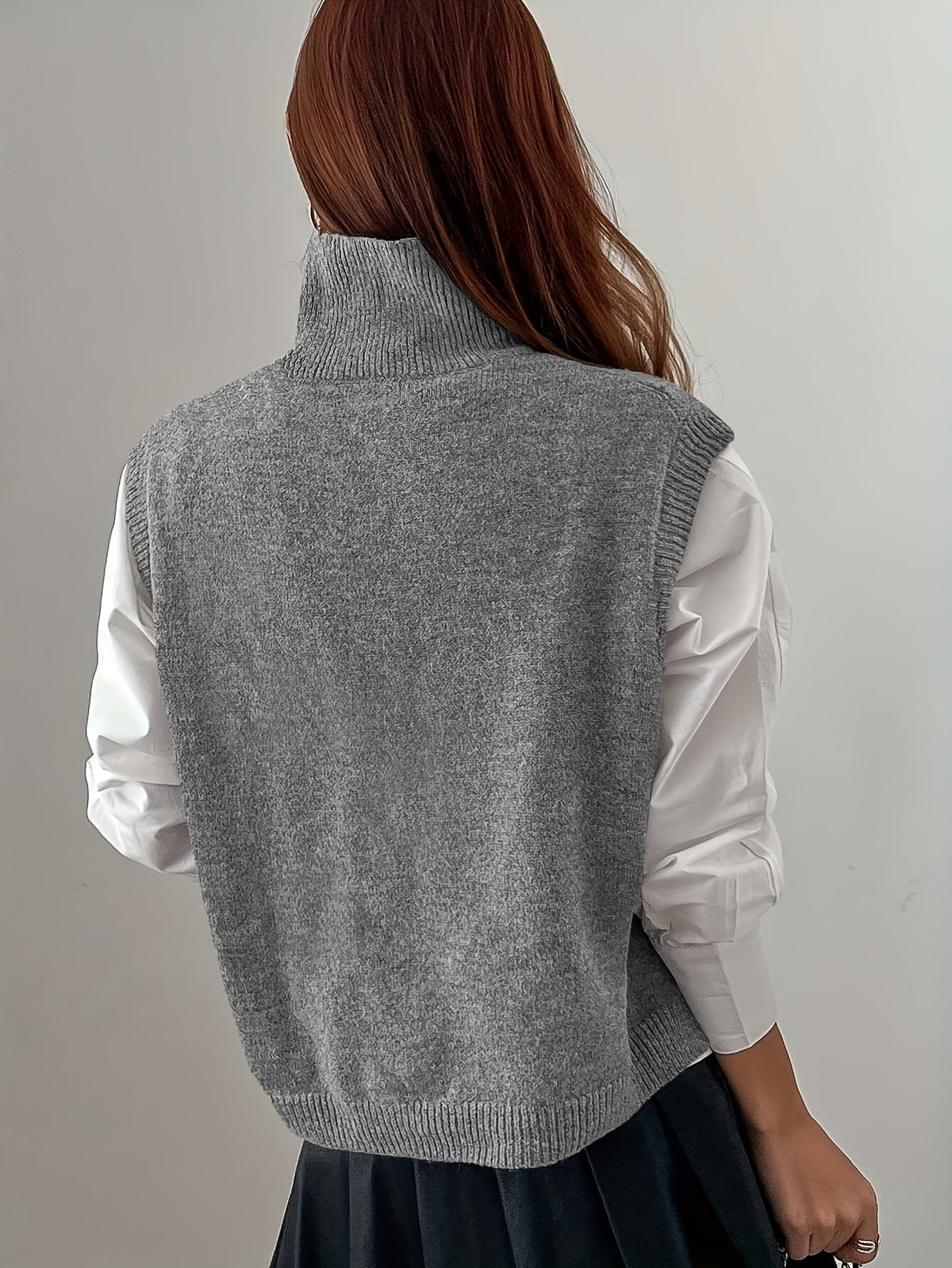 Pull sans manches à col roulé et fentes — Amielle Paris
