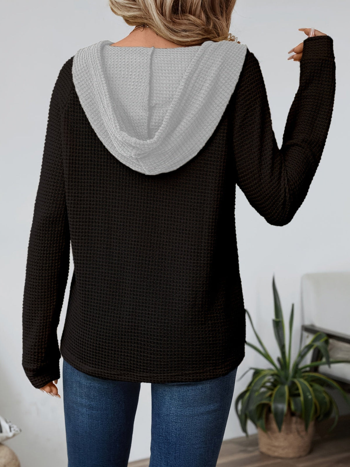 Pull gaufré à capuche contrastée — Amielle Paris